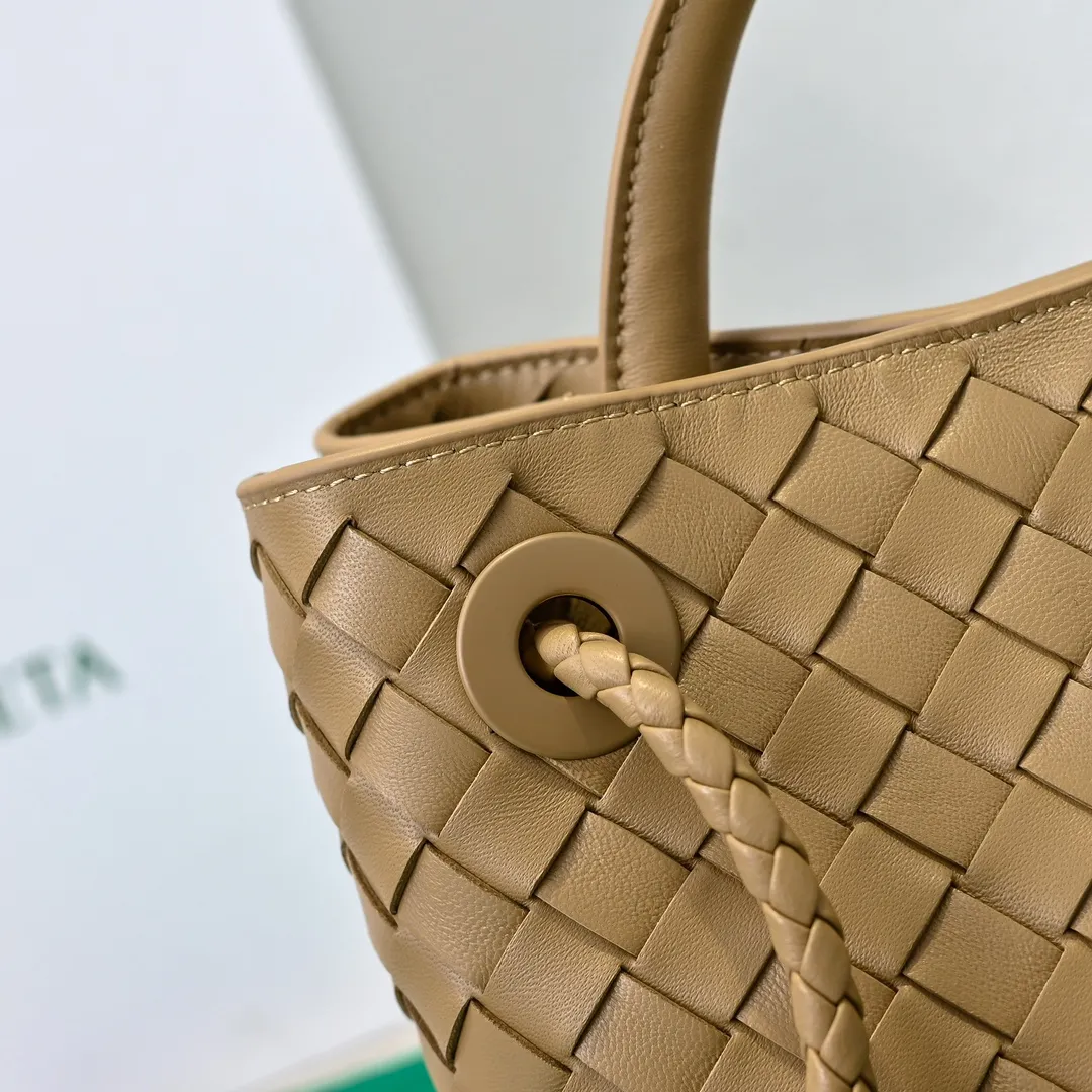 Batch 1860 B's 2023 spring and summer new model continues the brand's woven style with detailed metal knot switch buckles. This time, the shoulder straps are also made into tube weaves, showing different craftsmanship. The carrying method is versatile to create more different looks. Intrecciato woven leather small handbag, equipped with sliding crossbody strap. Internal compartments, including 1 zipper pocket and 2 open pockets with magnetic buckle closure. Size: 25*20*10cm, model: 7463#